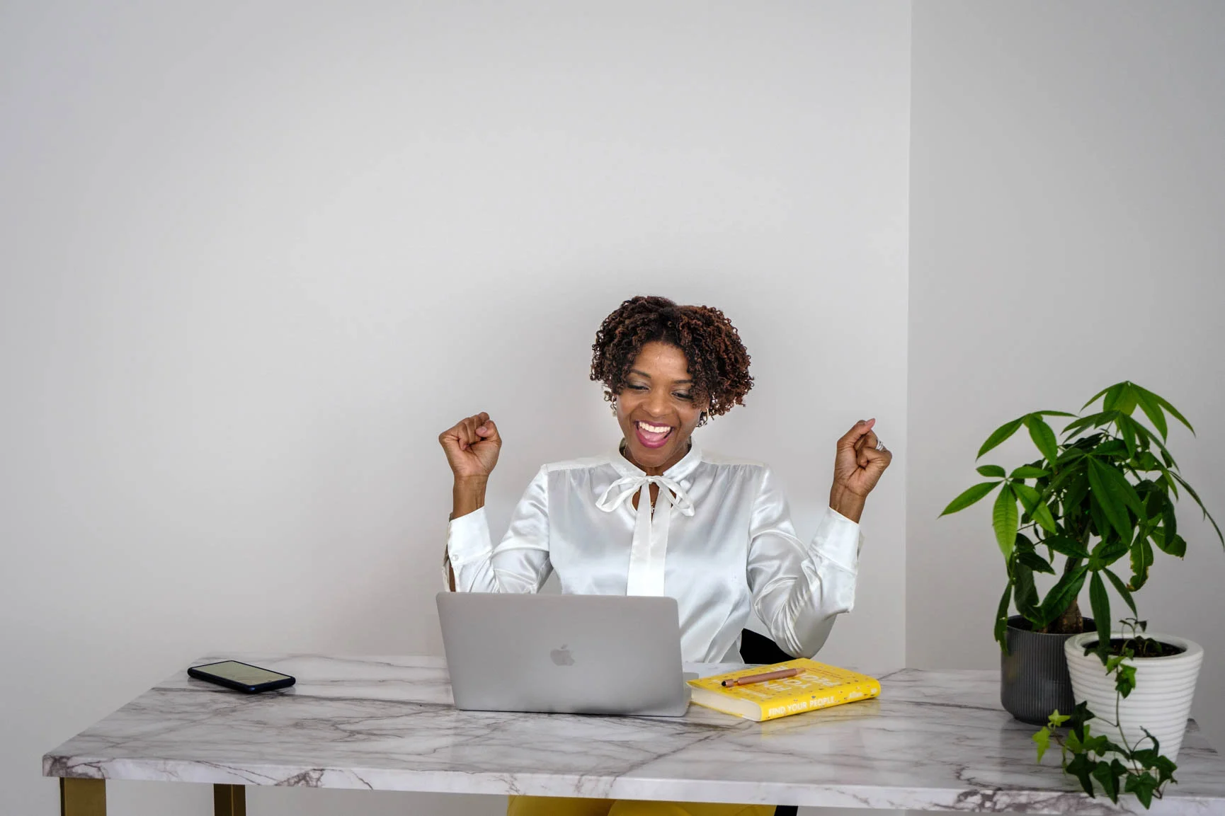 Solopreneur Marketing Tips: Why Professional Photos Are Your Best Investment – Featured Image Solopreneur Marketing Tips: Why Professional Photos Are Your Best Investment - Featured Image